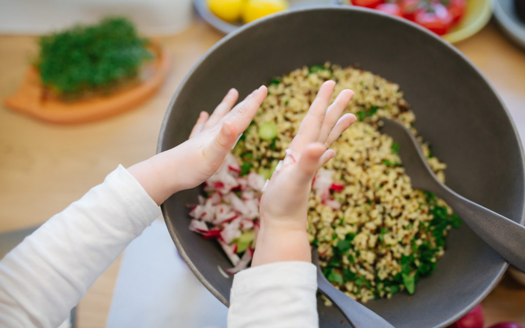 7 Tipps für das Kochen mit (kleinen) Kindern – so macht es allen Spaß!